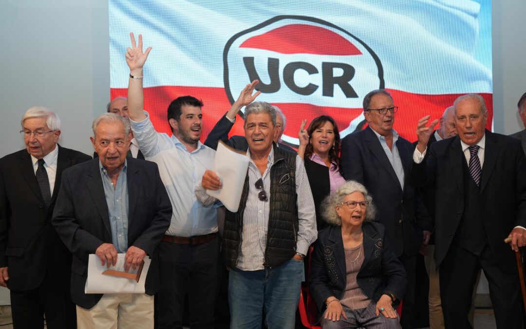 El comité nacional de la UCR rindió homenaje a la generación que devolvió la democracia